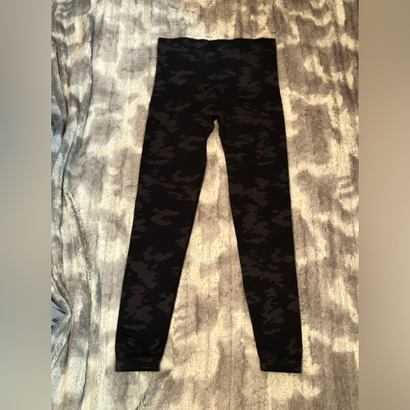Spanx Camo Leggings Size XL - Picture 3 of 6